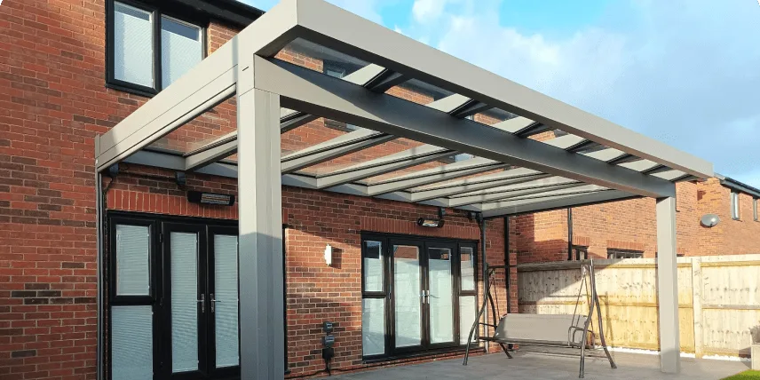 Terrasoverkapping met glazen dak tegen een woning
