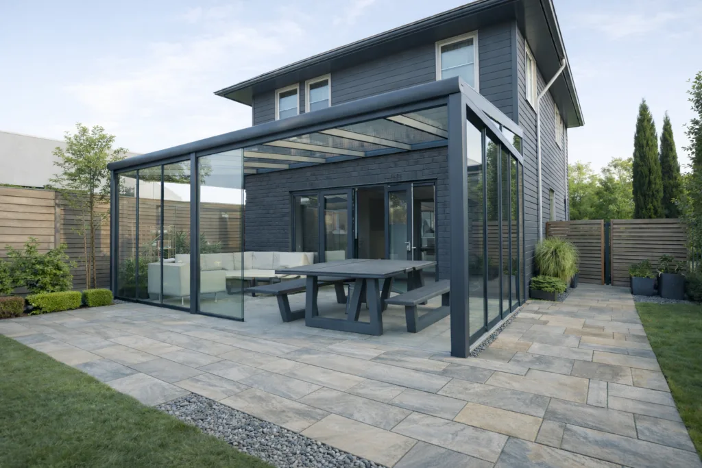 Tuinkamer met glazen schuifwanden rondom